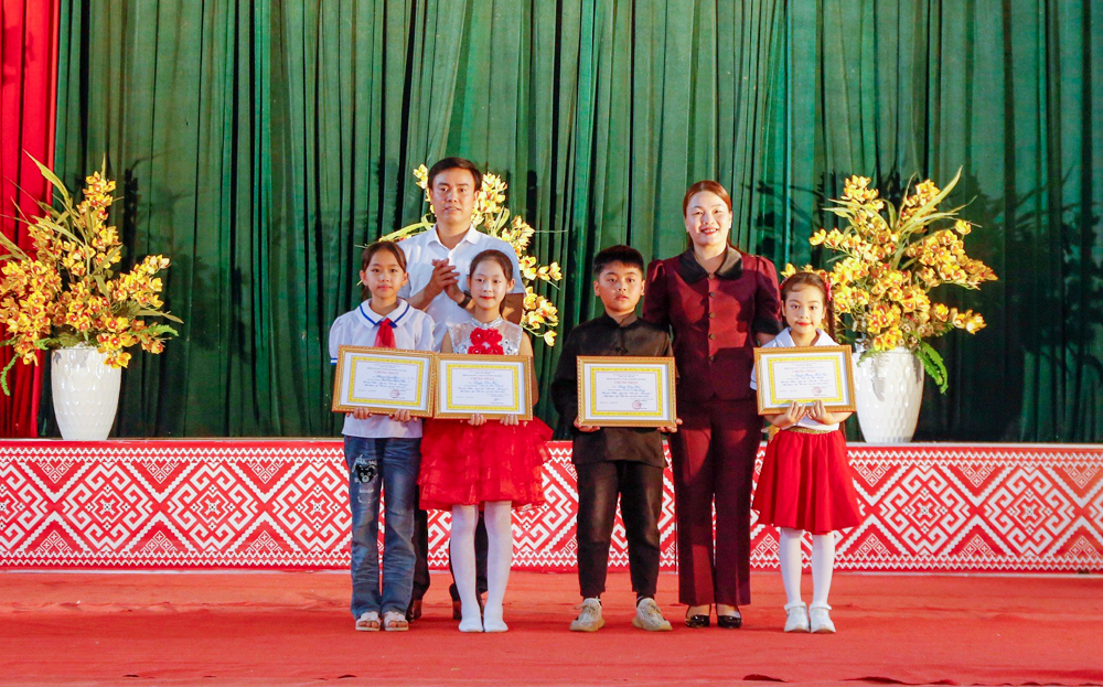 Lãnh đạo huyện Văn Chấn và Phòng Giáo dục - Đào tạo huyện trao thưởng cho những học sinh đạt thành tích cao tại Giao lưu 