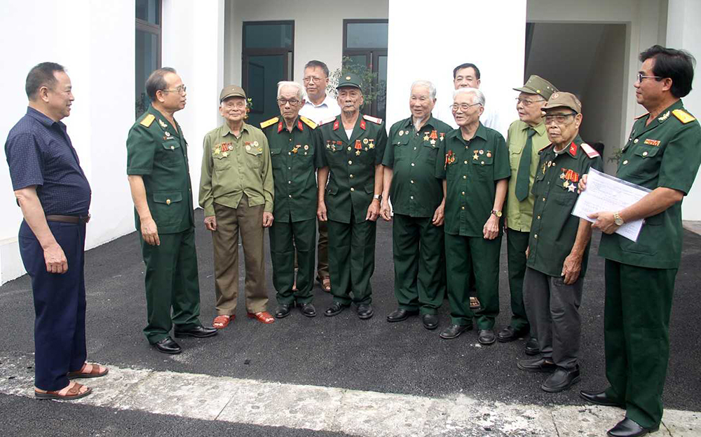 Các đồng chí lãnh đạo Hội CCB tỉnh tiễn CCB, CTNXP tham gia Chiến dịch Điện Biên Phủ đi dự gặp mặt tại Hà Nội.