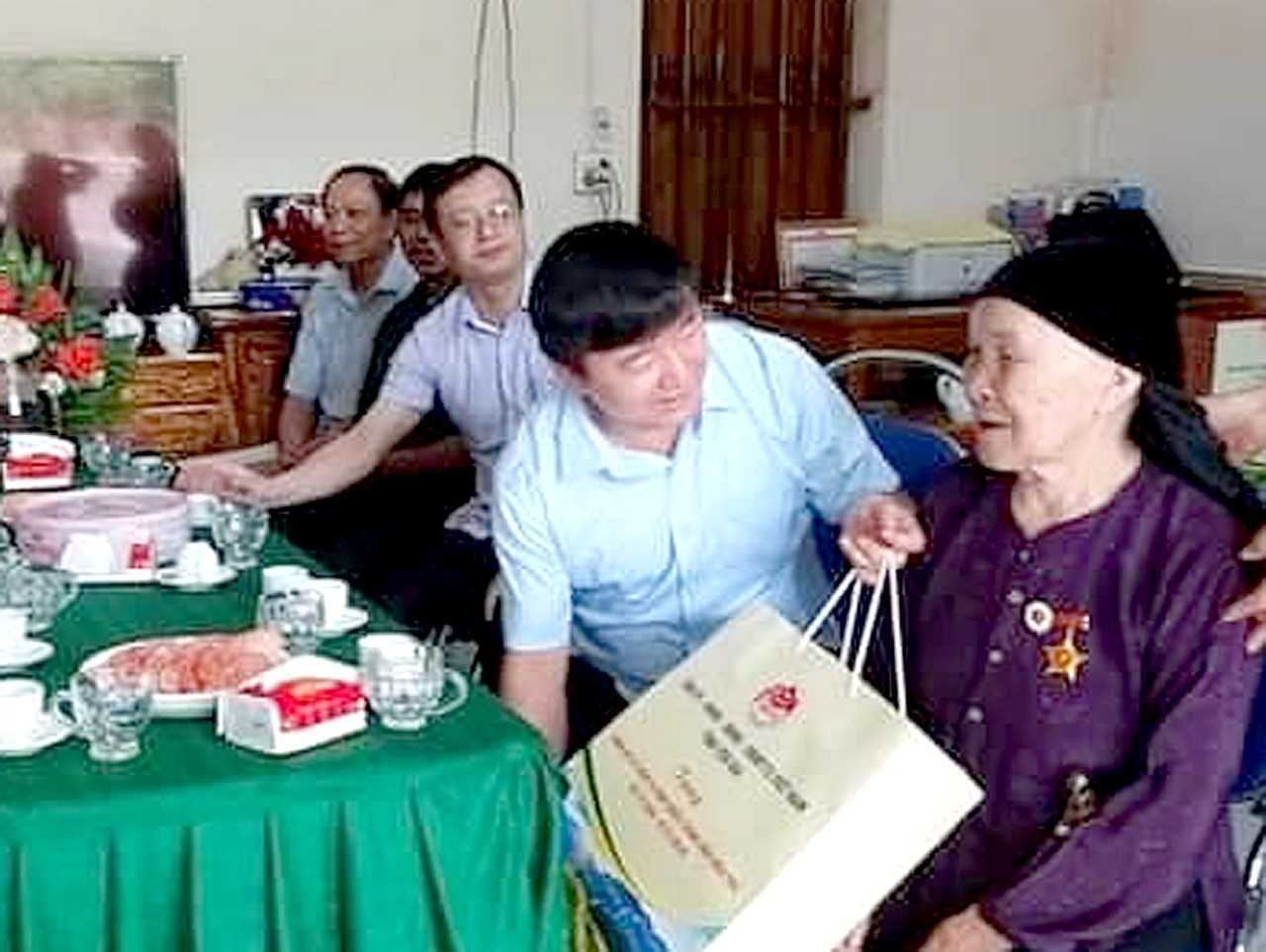 Chủ tịch Ủy ban MTTQ tỉnh  Giàng A Tông thăm hỏi, tặng quà gia đình bà Nguyễn Thị Thanh - chiến sĩ Điện Biên, ở thôn Nông Trường, xã Thượng Bằng La.