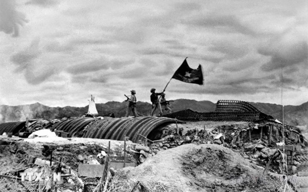 Ngày 7/5/1954, toàn bộ Tập đoàn cứ điểm của địch ở Điện Biên Phủ đã bị tiêu diệt. Lá cờ 'Quyết chiến, Quyết thắng' của Quân đội Nhân dân Việt Nam tung bay trên nóc hầm tướng De castries, kết thúc cuộc kháng chiến chống Pháp oanh liệt đầy hy sinh, gian khổ kéo dài suốt 9 năm.