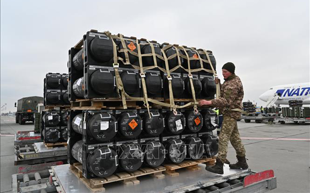 Lô tên lửa Javelins do Mỹ viện trợ được chuyển tới sân bay ở Kiev, Ukraine ngày 11/2/2022. Ảnh (tư liệu)