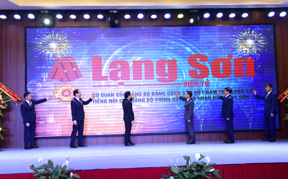 Các đồng chí lãnh đạo tỉnh Lạng Sơn, Hội Nhà báo Việt Nam, Báo Lạng Sơn thực hiện nghi thức nhấn nút khai trương giao diện mới Báo Lạng Sơn điện tử.