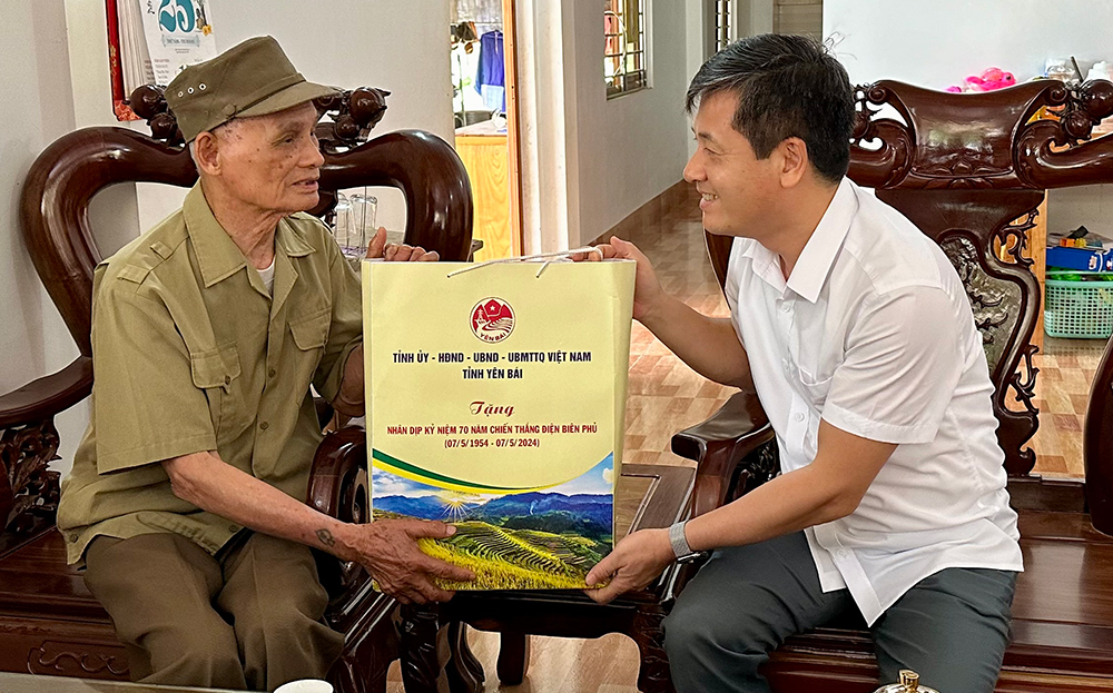 Đồng chí Ngô Hạnh Phúc - Phó Chủ tịch UBND tỉnh đã đến thăm và tặng ông Lý Trung Thuộc ở thôn Phạ 2 - chiến sĩ Điện Biên.