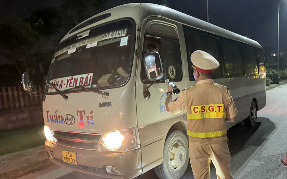 Cán bộ, chiến sĩ cảnh sát giao thông Công an huyện Văn Yên tăng cường tuần tra, kiểm soát, đảm bảo trật tự an toàn giao thông trước, trong và sau kỳ nghỉ lễ.