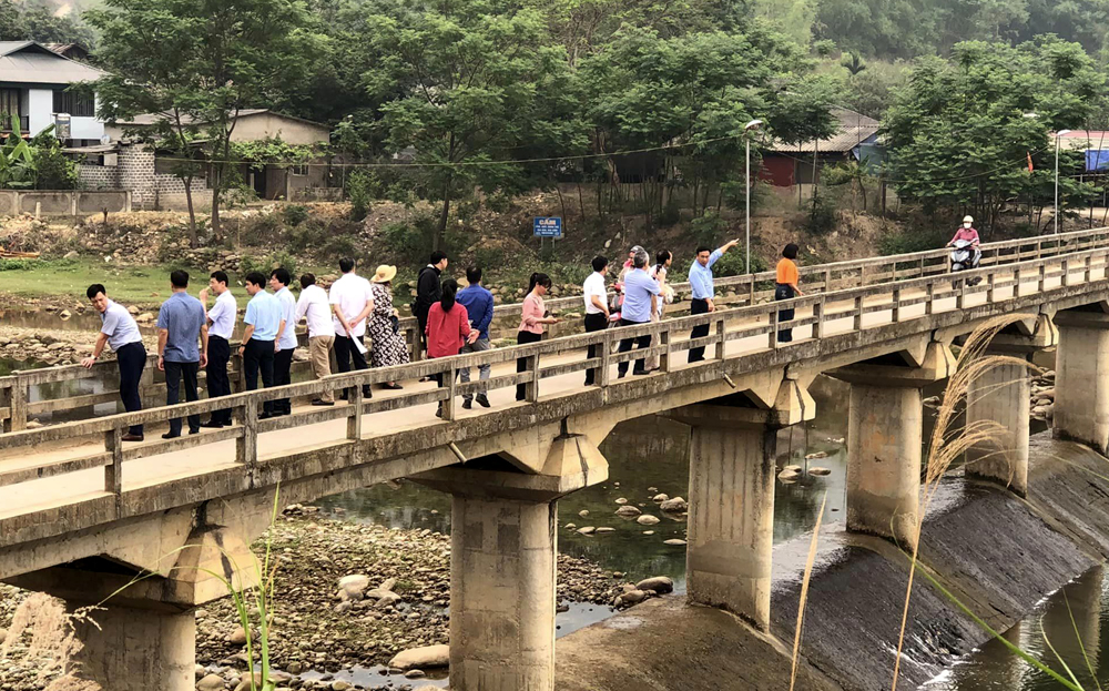Đoàn công tác của Sở Nông nghiệp và Phát triển nông thôn tỉnh Yên Bái kiểm tra công tác phòng chống hạn tại thị xã Nghĩa Lộ