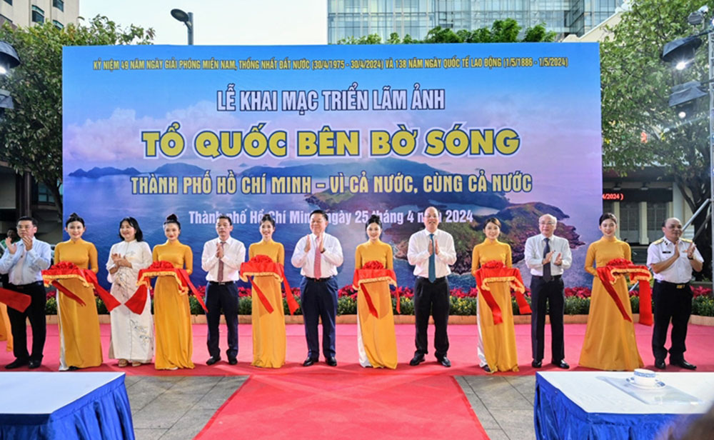 Đồng chí Nguyễn Trọng Nghĩa, Bí thư Trung ương Đảng, Trưởng Ban Tuyên giáo Trung ương cùng các đại biểu cắt băng khai mạc triển lãm.