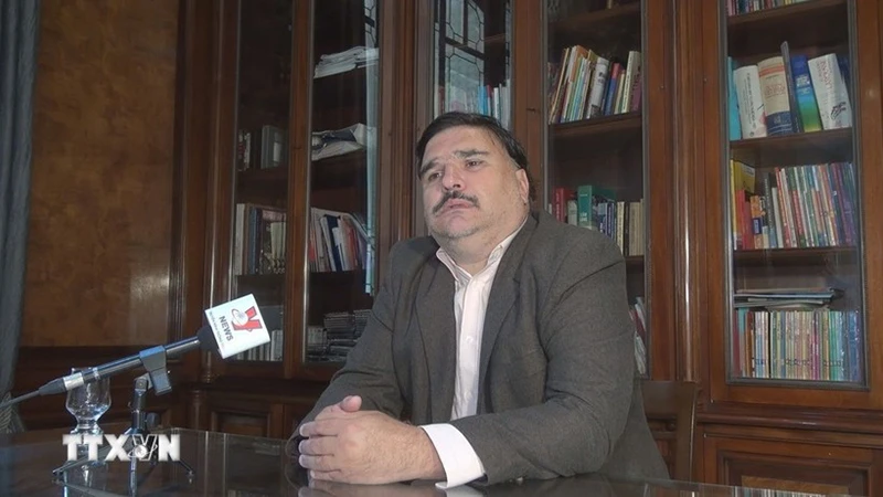 Giáo sư Ezequiel Ramoneda trả lời phỏng vấn của phóng viên TTXVN tại Argentina.