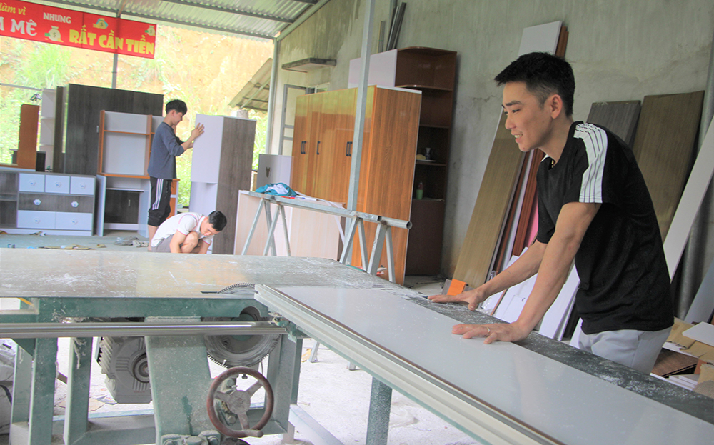 Anh Phạm Tuấn Anh làm việc tại xưởng nhôm kính.