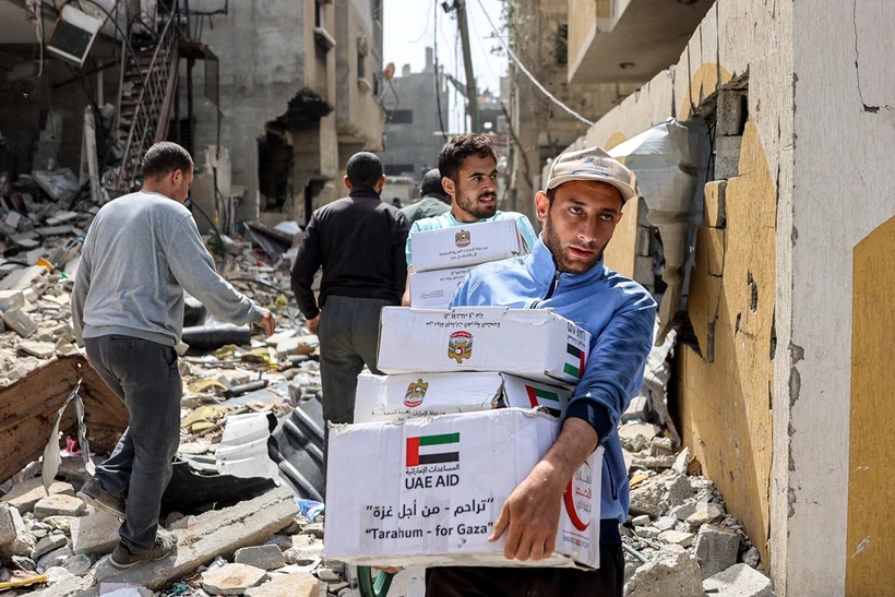 Người dân nhận hàng viện trợ nhân đạo tại Dải Gaza ngày 23/4/2024.