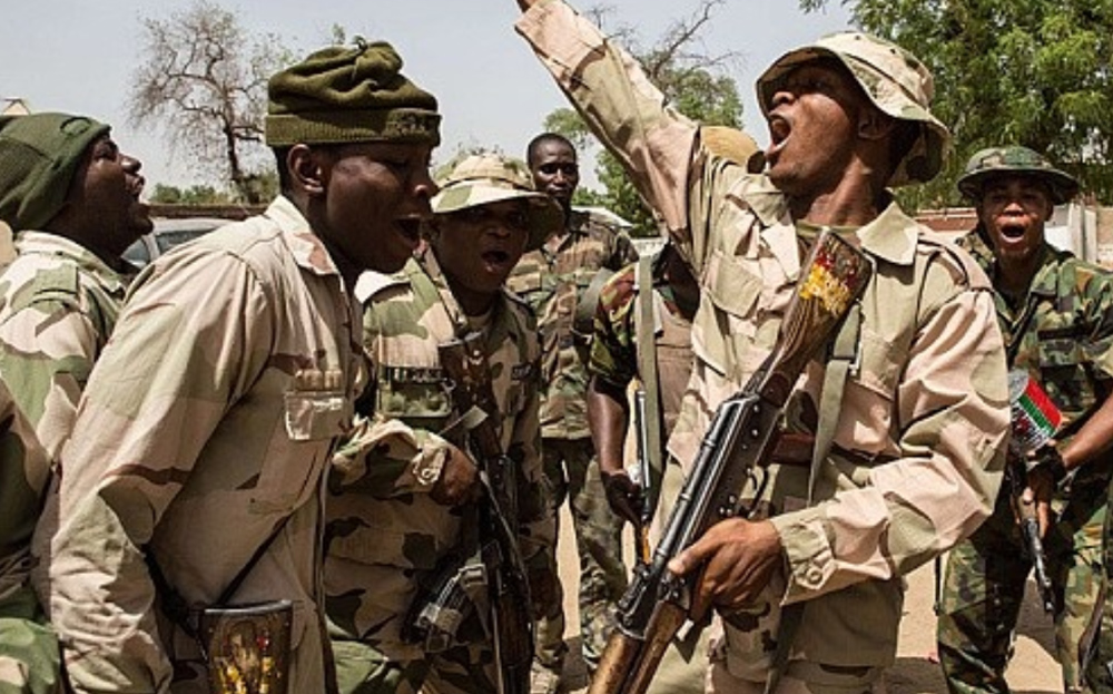 Quân đội Nigeria ăn mừng sau khi đánh bại Boko Haram tại một khu vực ở Đông Bắc Nigeria năm 2015.