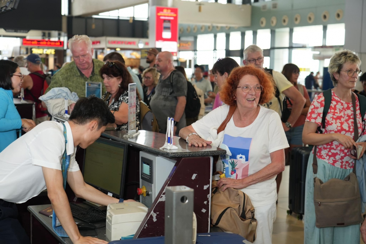 Hành khách làm thủ tục bay tại Sân bay Quốc tế Nội Bài.