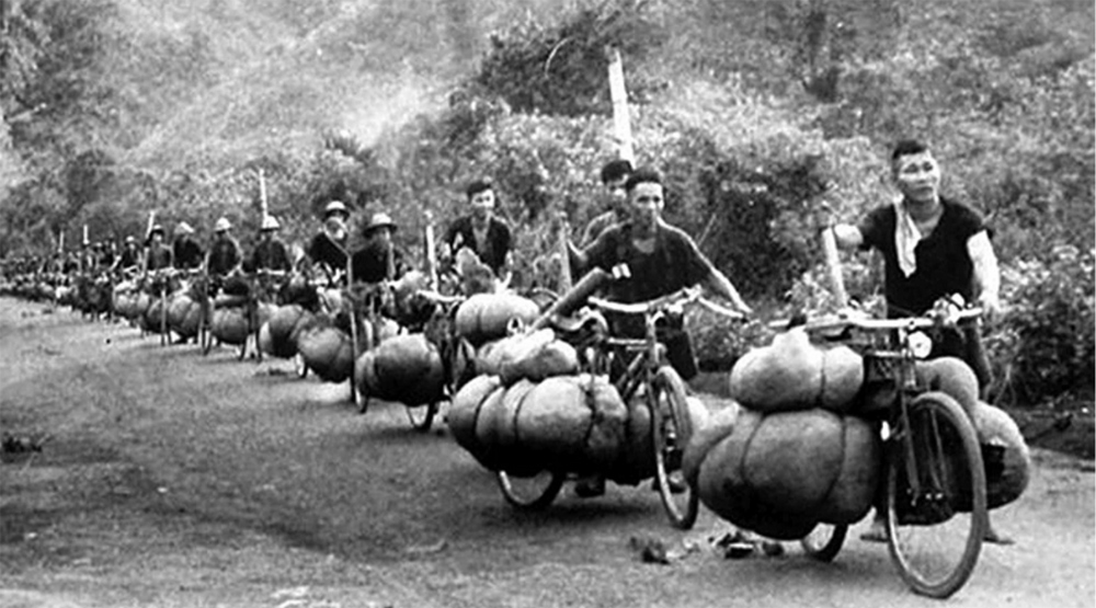 Binh đoàn xe đạp thồ trên đường ra chiến dịch.
