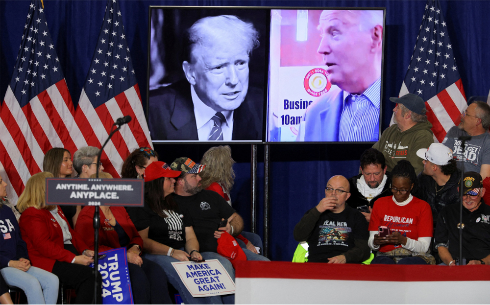 Ảnh của Tổng thống Mỹ Joe Biden và cựu Tổng thống Mỹ Donald Trump trên màn hình trong cuộc vận động tranh cử cho ông Trump ở Green Bay, Wisconsin hôm 2/4.
