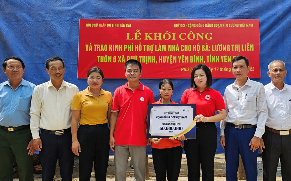 Thường trực Hội CTĐ tỉnh trao biểu trưng hỗ trợ 50 triệu đồng xây dựng nhà cho gia đình chị Lương Thị Liên ở thôn 6, xã Phú Thịnh, huyện Yên Bình.