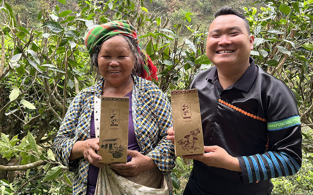 Anh Sùng A Tủa cùng đồng bào Mông ở Phình Hồ giới thiệu sản phẩm chè Shan tuyết cổ thụ của quê hương.