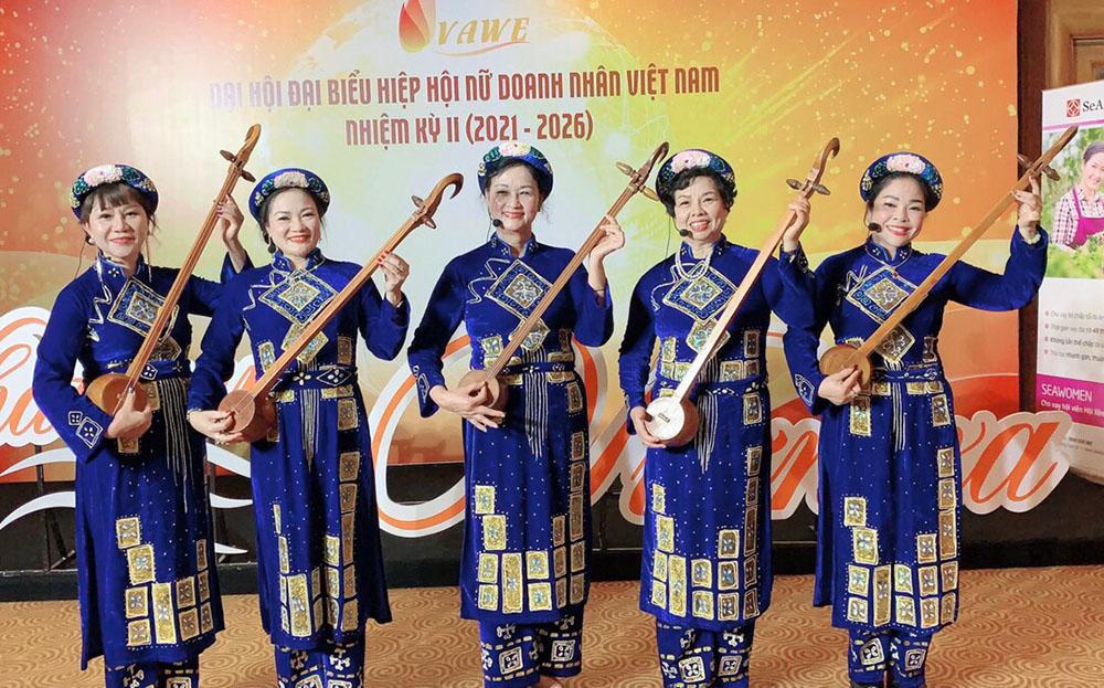 Cô Nguyễn Thu Thảo (đứng giữa) giờ đây vẫn tích cực tham gia văn hóa văn nghệ cùng Hội Nữ doanh nhân thành phố Yên Bái.