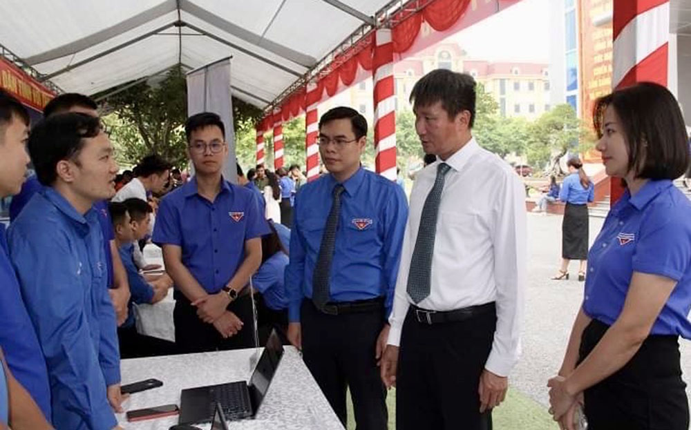 Đồng chí Trần Huy Tuấn - Phó Bí thư Tỉnh ủy, Chủ tịch UBND tỉnh trao đổi với đoàn viên, thanh niên về công tác chuyển đổi số.