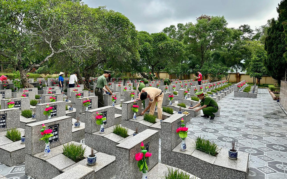 Huyện đoàn và Đoàn Thanh niên Công an huyện Văn Yên tham gia tôn tạo, chỉnh trang khuôn viên Nghĩa trang Liệt sĩ huyện.