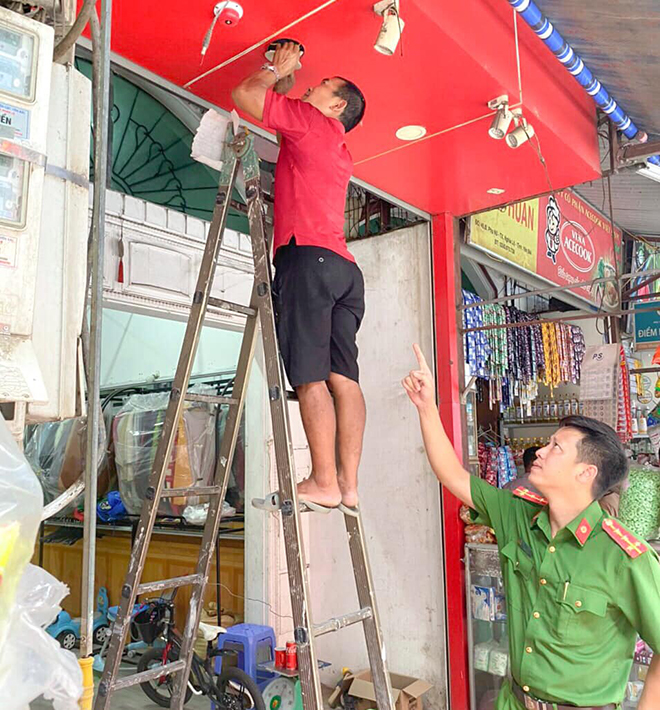 Lắp đặt hệ thống báo cháy cho các hộ gia đình tham gia “Tổ liên gia phòng cháy, chữa cháy” tại tổ 7, phường Trung Tâm, thị xã Nghĩa Lộ.