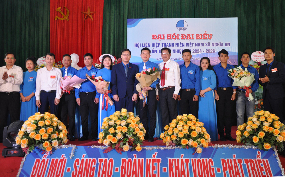 Đồng chí Hà Đức Hải - Bí thư Tỉnh đoàn cùng các đại biểu tặng hoa chúc mừng các đồng chí Ủy viên Ủy ban Hội LHTN Việt Nam xã Nghĩa An lần thứ VI, nhiệm kỳ 2024 - 2029.