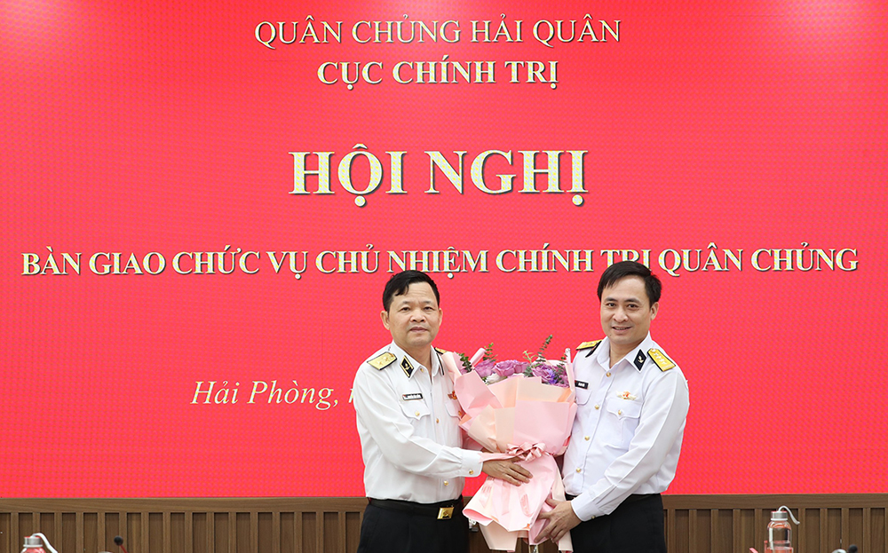 Trung tướng, Chính ủy Hải quân Nguyễn Văn Bổng tặng hoa chúc mừng Đại tá, tân Chủ nhiệm Chính trị Hải quân Vũ Anh Tuấn.
