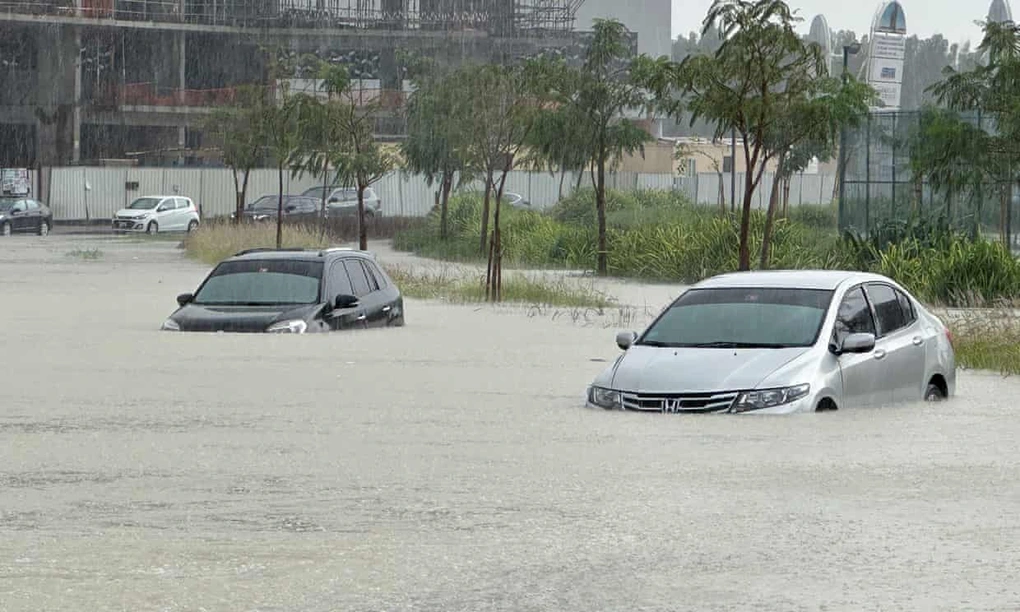 Đường phố Dubai ngập trong nước lũ (Ảnh: Reuters).