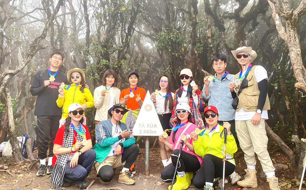 Nhóm leo núi của Leader Bùi Đình Sơn chinh phục đỉnh núi Tà Xùa, huyện Trạm Tấu.