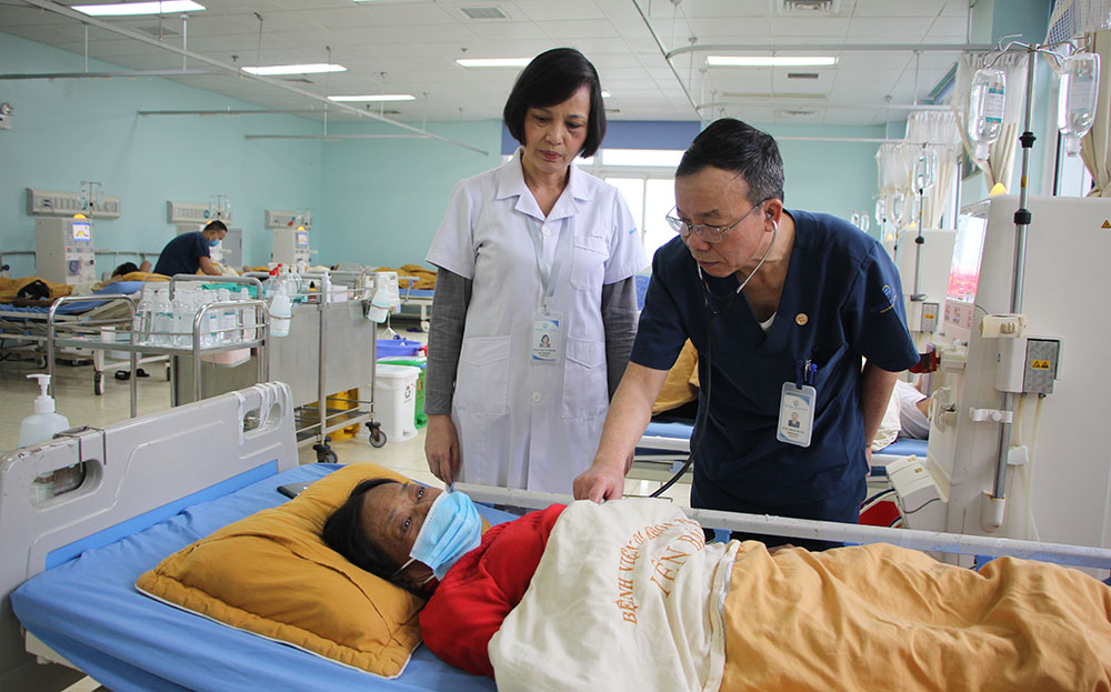 Lãnh đạo Bệnh viện cùng lãnh đạo Khoa Hồi sức tích cực - Chống độc quan tâm, thăm hỏi bệnh nhân chạy thận.
