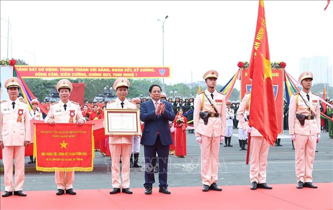 Thủ tướng Phạm Minh Chính trao Danh hiệu Anh hùng Lực lượng vũ trang nhân dân cho lực lượng Cảnh sát cơ động.