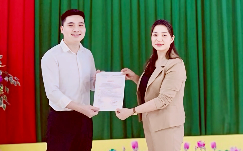Bí thư Chi bộ thôn Đồng Gianh Đặng Thị Hoa trao quyết định kết nạp đảng viên mới cho đồng chí Nguyễn Mạnh Tường