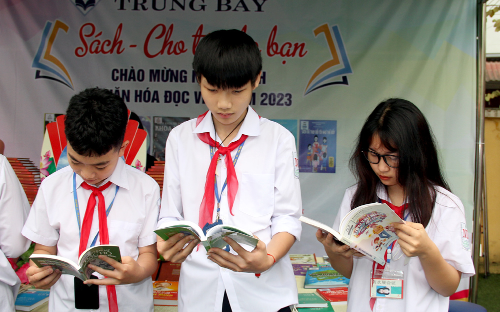 Students participate in Vietnam Book and Reading Culture Day at Nguyen Du Secondary School, Yen Bai City.
