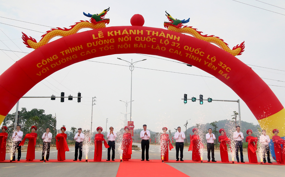 Provincial leaders cutting the ribbon to inaugurate the project connecting National Road 37 (QL37), National Road 32C (QL32C) with the Noi Bai - Lao Cai Expressway.