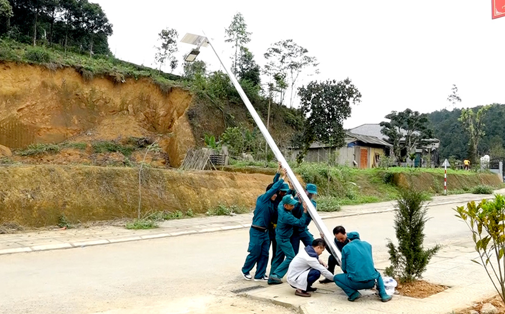 Militia members of Cuong Thinh Commune, Tran Yen District participate in a rural road lighting project.