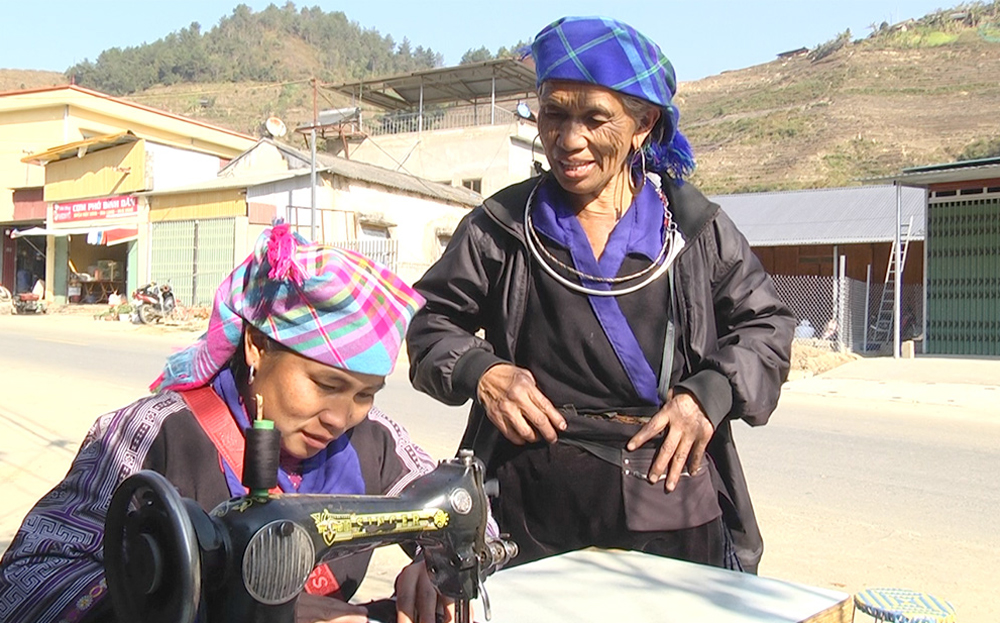 Women in Mu Cang Chai district have more opportunities and jobs thanks to vocational training in sewing.

