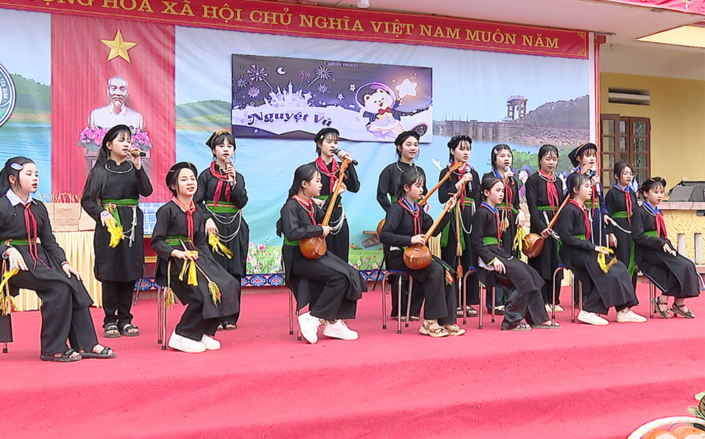 Students of the Yên Bình District Ethnic Boarding Secondary School perform a cultural art program rich in the Tay ethnic group's cultural identity.