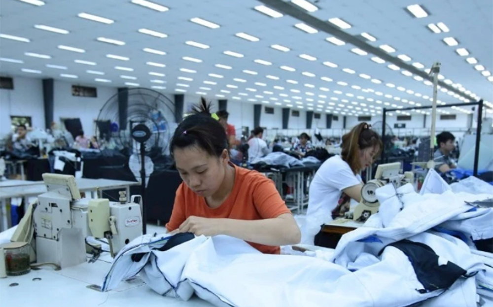 Sản xuất các mặt hàng xuất khẩu tại Tổng công ty May Hưng Yên.