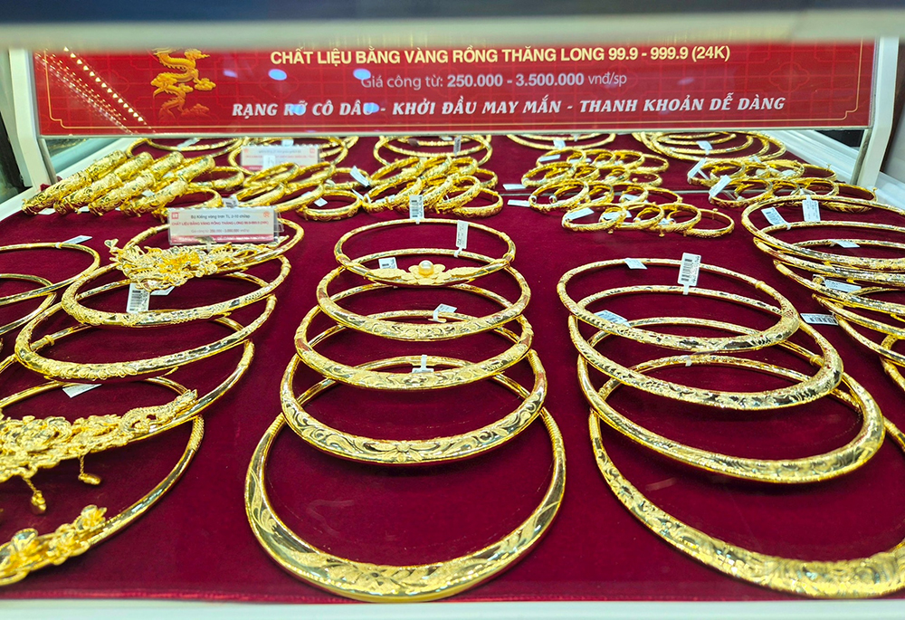 Giá vàng tăng vọt 3 triệu đồng/lượng.