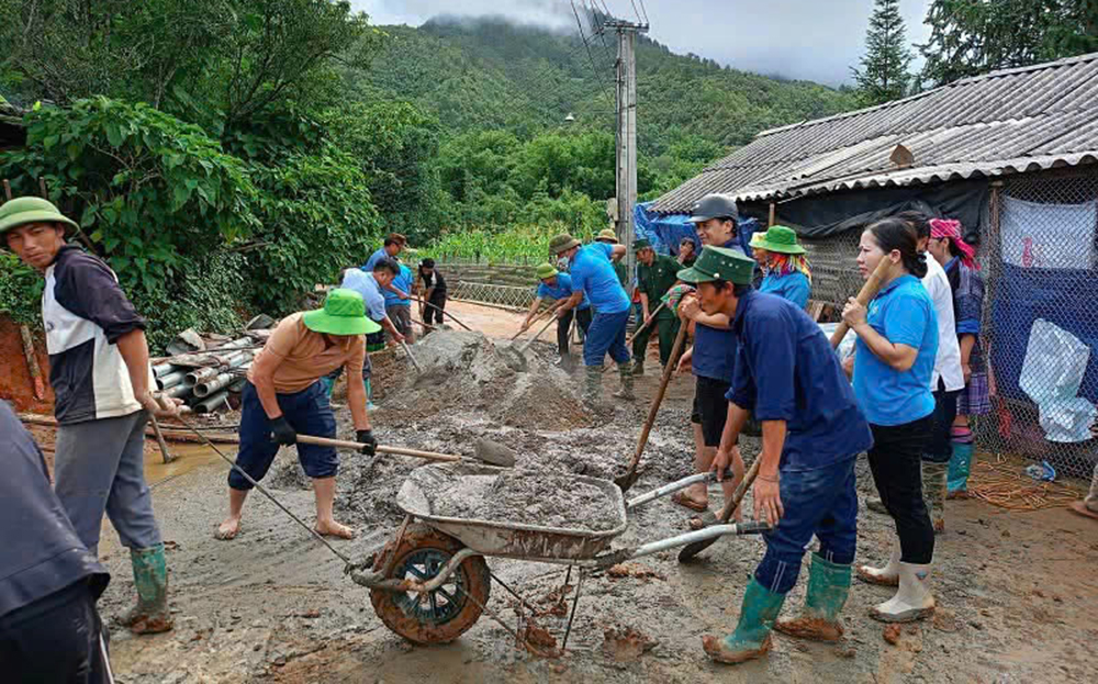 Nhân dân xã Nậm Khắt, huyện Mù Cang Chải chung sức, đồng lòng xây dựng nông thôn mới.
