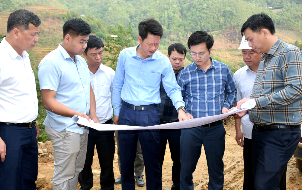 Phó Chủ tịch Thường trực UBND tỉnh Nguyễn Thế Phước kiểm tra tiến độ thực hiện Dự án Đường kết nối Mường La (Sơn La), Than Uyên, Tân Uyên (Lai Châu), Mù Cang Chải, Văn Chấn, Văn Yên (Yên Bái) với đường cao tốc Nội Bài - Lào Cai (IC15)
