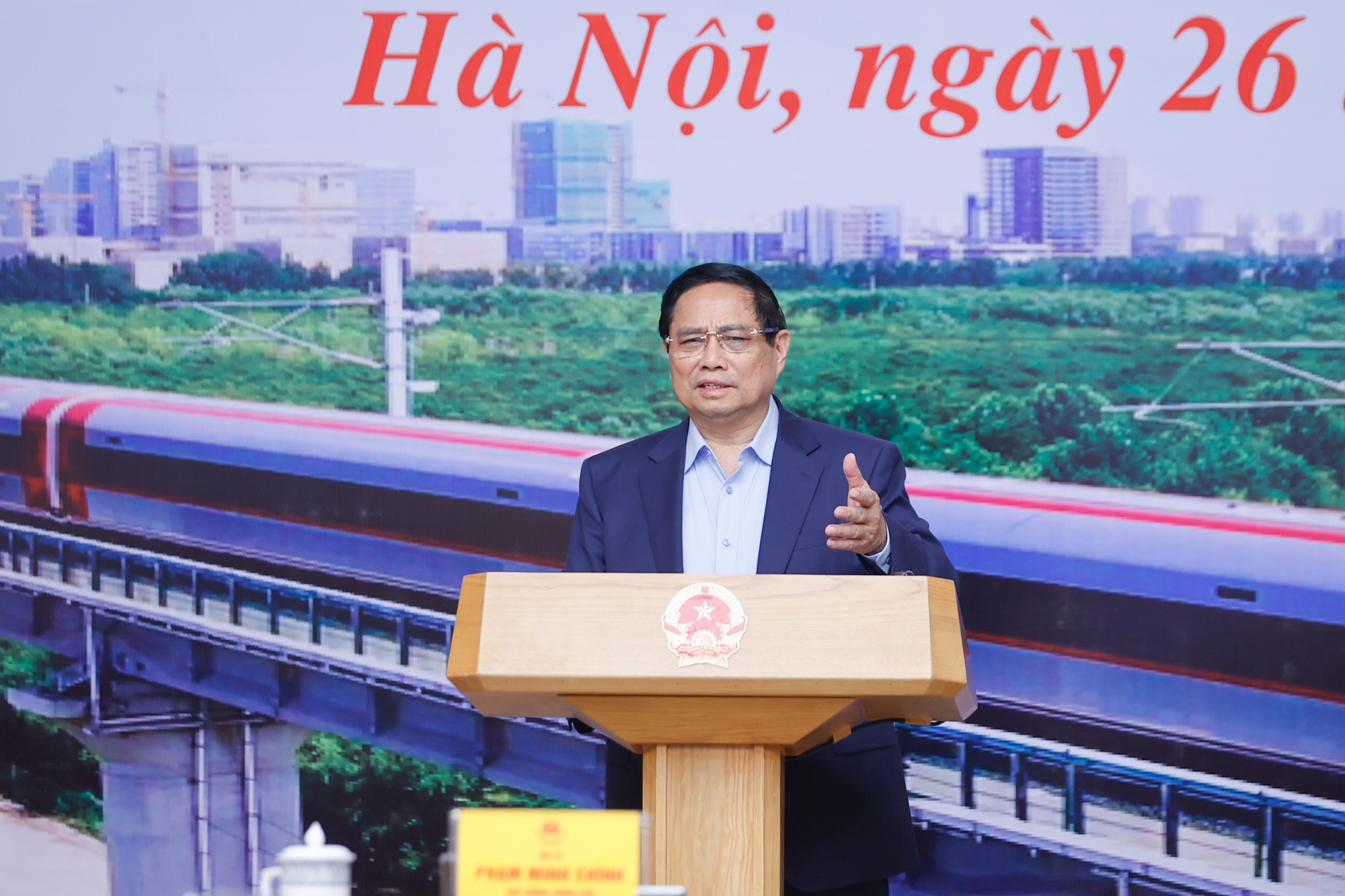 Thủ tướng Phạm Minh Chính nêu rõ mục tiêu không thay đổi là phải khởi công dự án đướng sắt Lào Cai - Hà Nội - Hải Phòng trong năm 2025 và khởi công tuyến đường sắt tốc độ cao Bắc - Nam trong năm 2026 - Ảnh: VGP/Nhật
