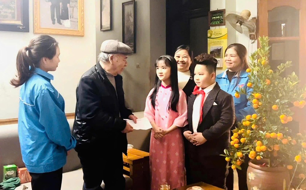 Em Nguyễn Ngọc Bảo An cùng thầy cô đến thăm, tặng quà cho các cựu chiến binh trên địa bàn thành phố Yên Bái.
