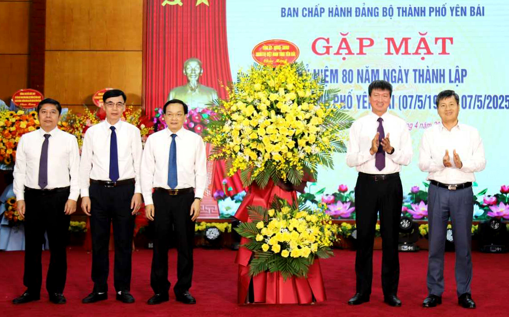 Thay mặt Tỉnh ủy, HĐND, UBND, Ủy ban MTTQ Việt Nam tỉnh, đồng chí Trần Huy Tuấn - Bí thư Tỉnh ủy tặng lẵng hoa chúc mừng Đảng bộ, chính quyền, lực lượng vũ trang và nhân dân các dân tộc thành phố Yên Bái.