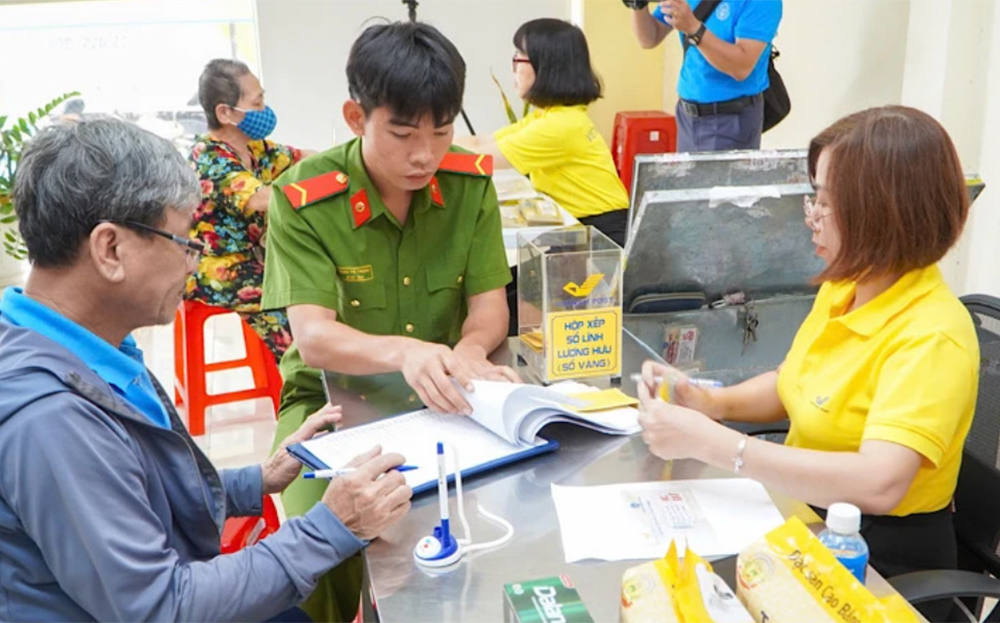 Cơ bản hoàn thành chi trả lương hưu và trợ cấp bảo hiểm xã hội hằng tháng cho 3,41 triệu người. Công tác chi trả tại Thành phố Đà Nẵng.