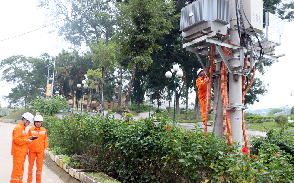 Công ty Điện lực Yên Bái thực hiện việc củng cố, sửa chữa lưới điện, góp phần bảo đảm hệ thống lưới điện vận hành an toàn, ổn định.