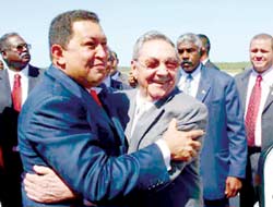 Chủ tịch Raul Castro (phải) gặp Tổng thống Venezuela H.Chavez trong chuyến công du Venezuela và Brazil.