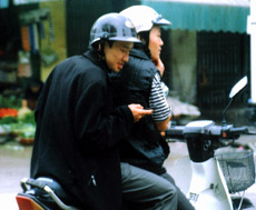 Đội mũ bảo hiểm khi đi mô tô, xe máy là việc làm bắt buộc khi tham gia giao thông.  (Ảnh: T.M)
