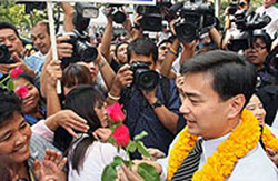 Người dân Thái Lan tặng hoa chúc mừng tân Thủ tướng Thái Lan Abhisit Vejjajiva.