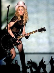 Madonna trong một show của chuyến lưu diễn Sticky & Sweet