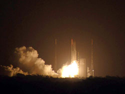 Tên lửa Ariane5 khai hỏa rời bệ phóng đưa vệ tinh VINASAT-1 của Việt Nam vào không gian.