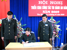 Cán bộ thi hành án ký kết giao ước thi đua năm 2009.